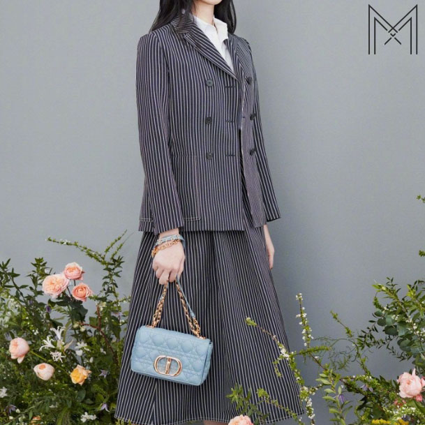 Cách đeo dây túi Dior : 6 gợi ý phối đồ thời thượng nhất 2026 Cách đeo dây túi Dior : 6 gợi ý phối đồ thời thượng nhất 2026