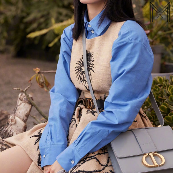 Cách đeo dây túi Dior : 6 gợi ý phối đồ thời thượng nhất 2026 Cách đeo dây túi Dior : 6 gợi ý phối đồ thời thượng nhất 2026