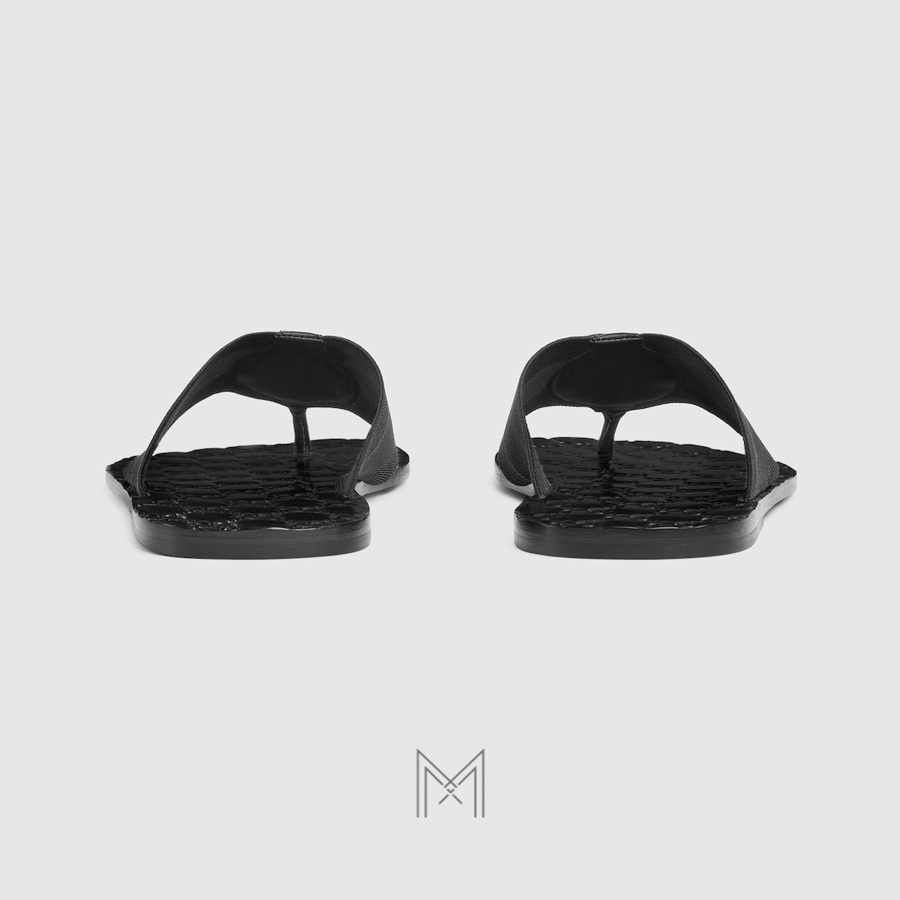 Dép Gucci nam Riviera xỏ ngón màu đen logo kim loại màu bạc MGD7 2026 Dép Gucci nam Riviera xỏ ngón màu đen logo kim loại màu bạc MGD7 2026