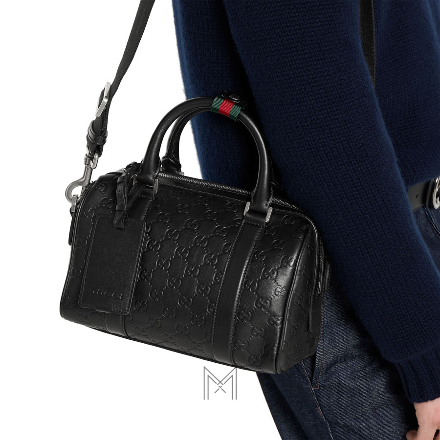 Túi xách đeo chéo Gucci Emblem small duffle màu đen hoạ tiết dập nổi TGG45 2026 Túi xách đeo chéo Gucci Emblem small duffle màu đen hoạ tiết dập nổi TGG45 2026