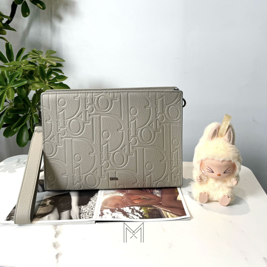 Clutch Nam Dior Màu Be Da Bê Hạt Dập Logo Chính Hãng DR002 2026 Clutch Nam Dior Màu Be Da Bê Hạt Dập Logo Chính Hãng DR002 - Ảnh 2