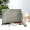Clutch Nam Dior Màu Be Da Bê Hạt Dập Logo Chính Hãng DR002 2026 Clutch Nam Dior Màu Be Da Bê Hạt Dập Logo Chính Hãng DR002 2026