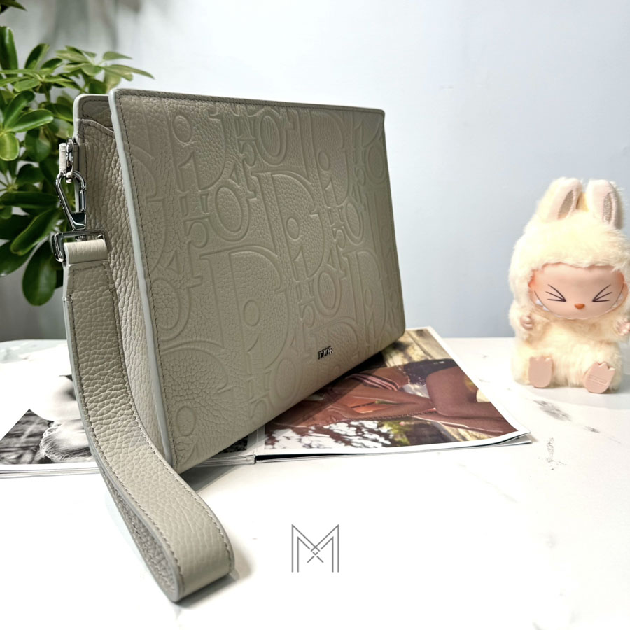 Clutch Nam Dior Màu Be Da Bê Hạt Dập Logo Chính Hãng DR002 2026 Clutch Nam Dior Màu Be Da Bê Hạt Dập Logo Chính Hãng DR002 - Ảnh 5