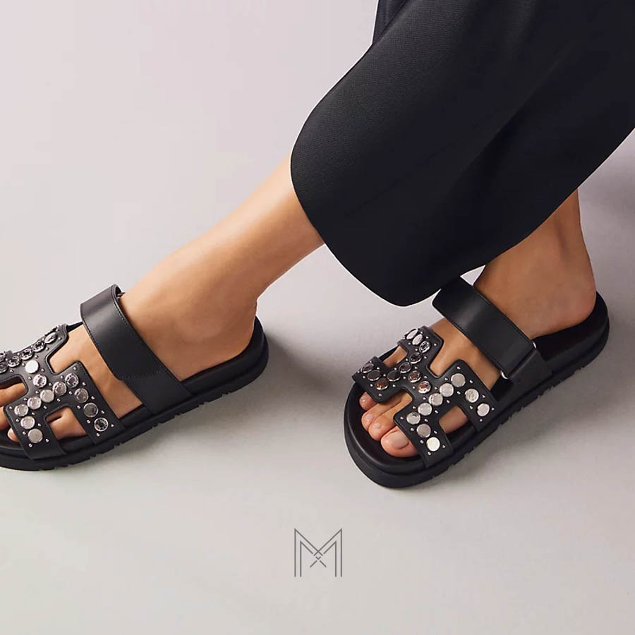 Dép Hermes Chypre quai ngang chính hãng màu đen khuy bạc MHHH082 2026 Dép Hermes Chypre quai ngang chính hãng màu đen khuy bạc MHHH082 2026