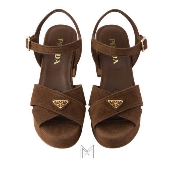 Sandal cao gót Prada màu nâu da lộn logo vàng chính hãng MHHP038