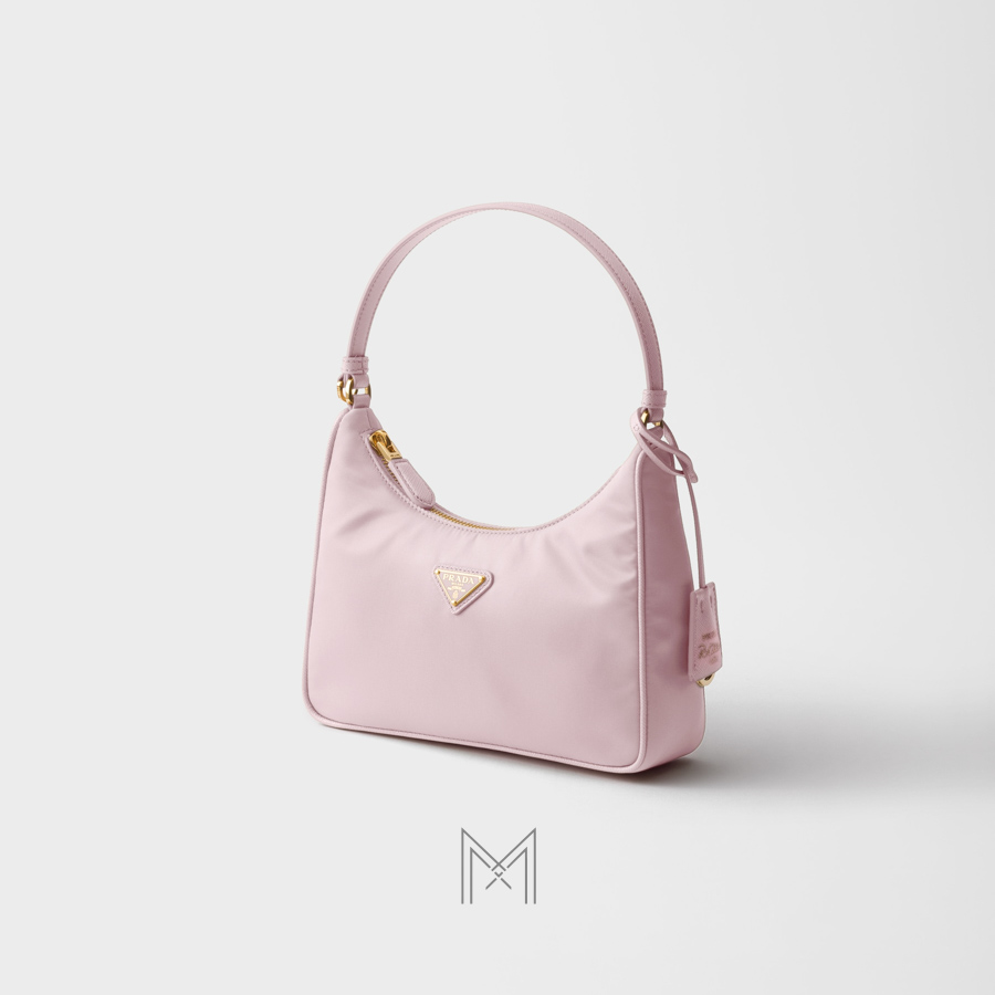 Túi Prada màu hồng kẹp nách logo vàng authentic TPD005 2026 Túi Prada màu hồng kẹp nách logo vàng authentic TPD005 2026