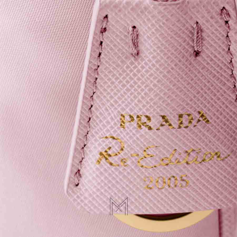 Túi Prada màu hồng kẹp nách logo vàng authentic TPD005 2026 Túi Prada màu hồng kẹp nách logo vàng authentic TPD005 2026