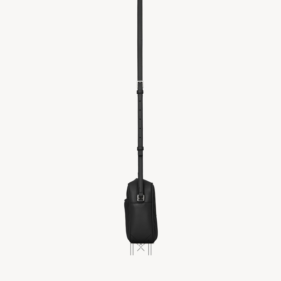 Túi xách đeo chéo YSL Lou màu đen logo bạc chính hãng MHHY034 2026 Túi xách đeo chéo YSL Lou màu đen logo bạc chính hãng MHHY034 2026