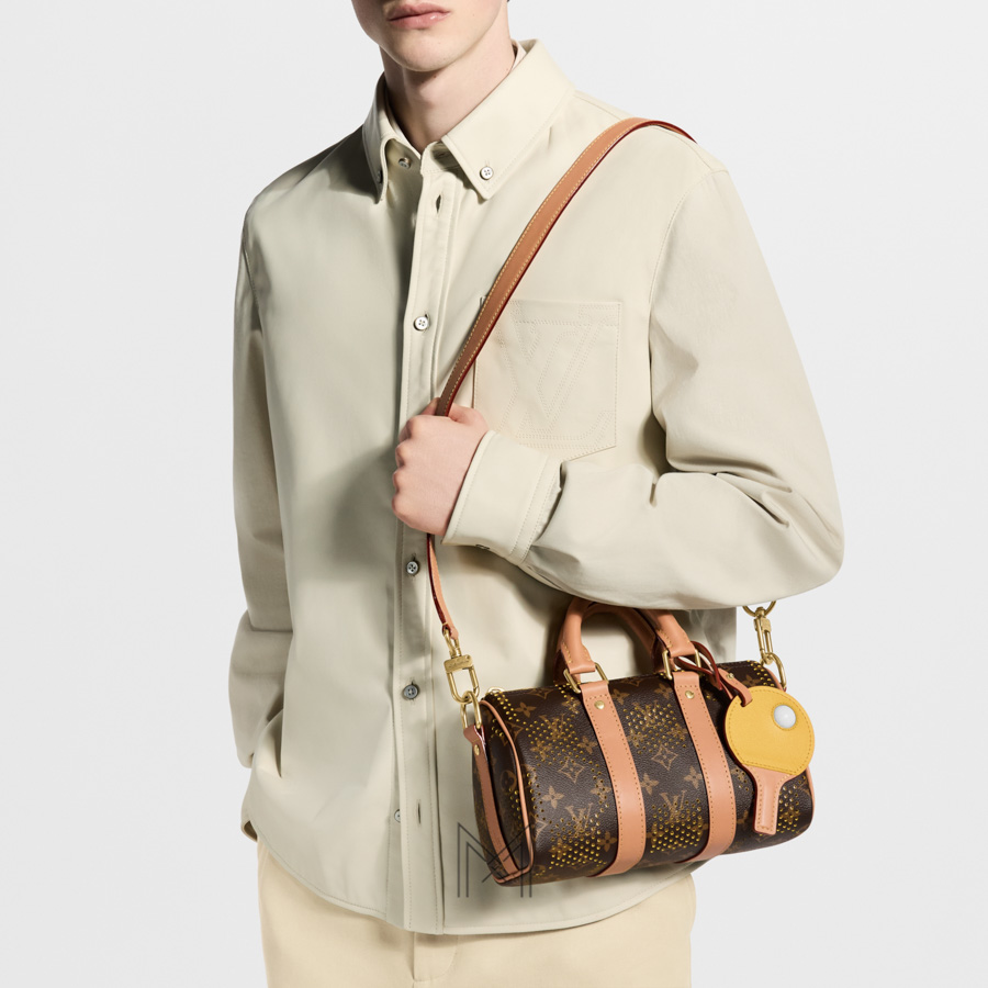 Túi Trống LV Keepall Bandoulière 25 Nâu Monogram Phối Phụ Kiện Vợt Bóng Bàn Authentic MN081 2026 Túi Trống LV Keepall Bandoulière 25 Nâu Monogram Phối Phụ Kiện Vợt Bóng Bàn Authentic MN081 2026