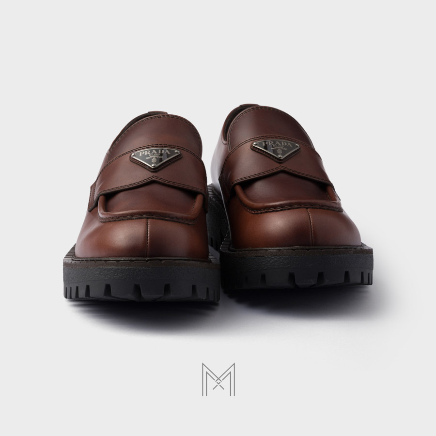 Giày loafer Prada màu nâu logo bạc chính hãng MHNP080 2026 Giày loafer Prada màu nâu logo bạc chính hãng MHNP080 2026