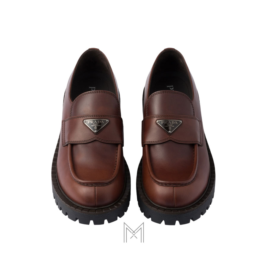 Giày loafer Prada màu nâu logo bạc chính hãng MHNP080 2026 Giày loafer Prada màu nâu logo bạc chính hãng MHNP080 2026