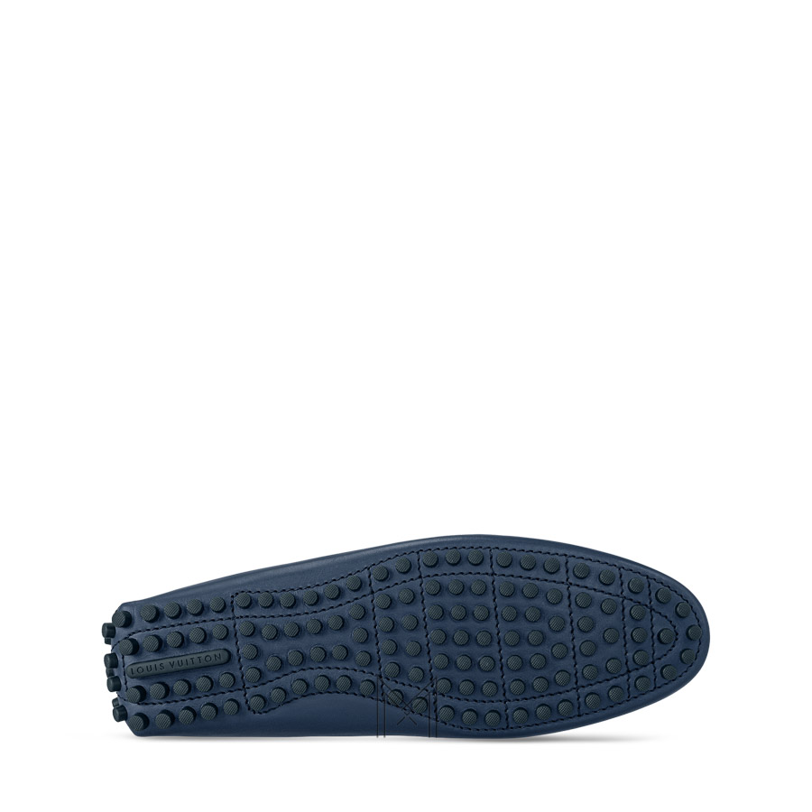 Giày moca nam Louis Vuitton màu xanh navy logo bạc authentic MHGL005 2026 Giày moca nam Louis Vuitton màu xanh navy logo bạc authentic MHGL005 2026