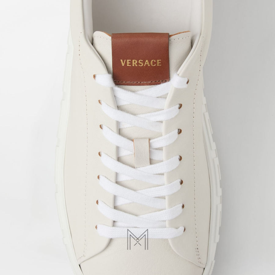 Giày thể thao Versace màu trắng phối nâu gót xanh MGV064 2026 Giày thể thao Versace màu trắng phối nâu gót xanh MGV064 2026