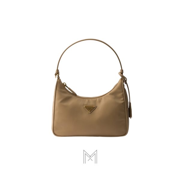 Túi kẹp nách Prada Re-Edition 2005 màu nâu camel logo vàng chính hãng MHTP011
