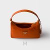 Túi kẹp nách Prada Re-Edition 2005 màu cam logo vàng chính hãng MHTP015 2026