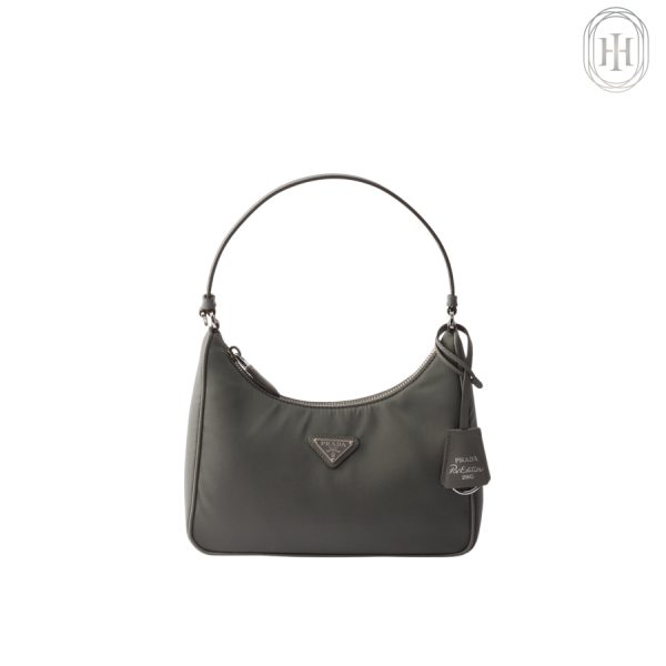 Túi kẹp nách Prada Re-Edition 2005 màu xám logo vàng chính hãng MHTP019