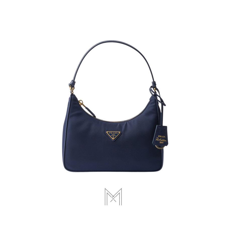 Túi kẹp nách Prada Re-Edition 2005 màu xanh navy logo vàng chính hãng MHTP016 2026 Túi kẹp nách Prada Re-Edition 2005 màu xanh navy logo vàng chính hãng MHTP016 2026