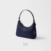 Túi kẹp nách Prada Re-Edition 2005 màu xanh navy logo vàng chính hãng MHTP016 2026 Túi kẹp nách Prada Re-Edition 2005 màu xanh navy logo vàng chính hãng MHTP016 2026