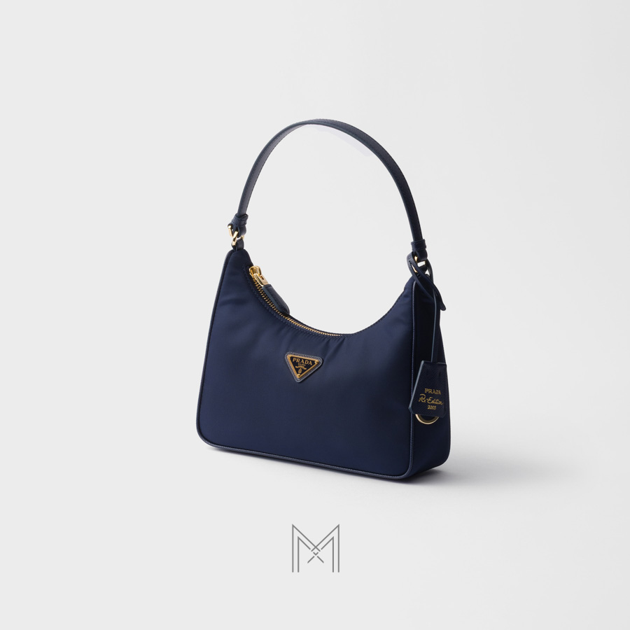 Túi kẹp nách Prada Re-Edition 2005 màu xanh navy logo vàng chính hãng MHTP016 2026 Túi kẹp nách Prada Re-Edition 2005 màu xanh navy logo vàng chính hãng MHTP016 2026