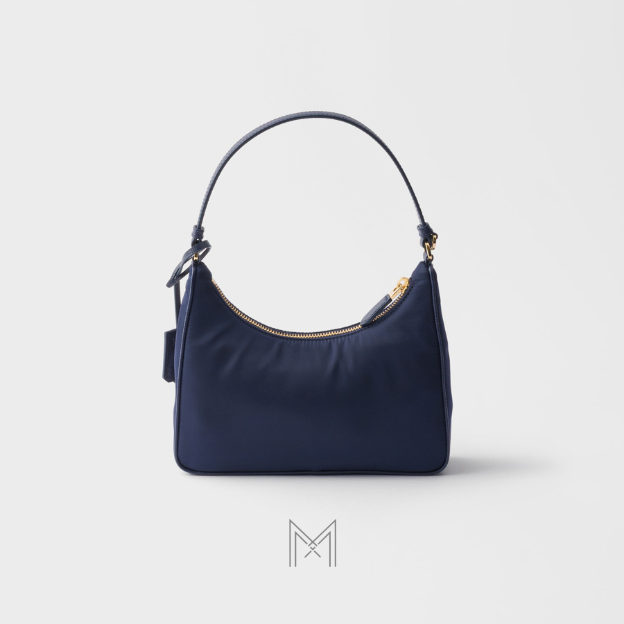 Túi kẹp nách Prada Re-Edition 2005 màu xanh navy logo vàng chính hãng MHTP016 2026 Túi kẹp nách Prada Re-Edition 2005 màu xanh navy logo vàng chính hãng MHTP016 2026