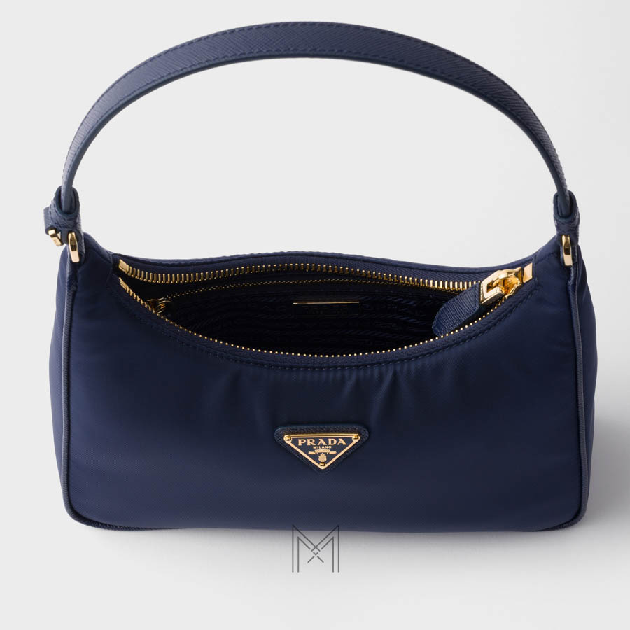 Túi kẹp nách Prada Re-Edition 2005 màu xanh navy logo vàng chính hãng MHTP016 2026 Túi kẹp nách Prada Re-Edition 2005 màu xanh navy logo vàng chính hãng MHTP016 2026