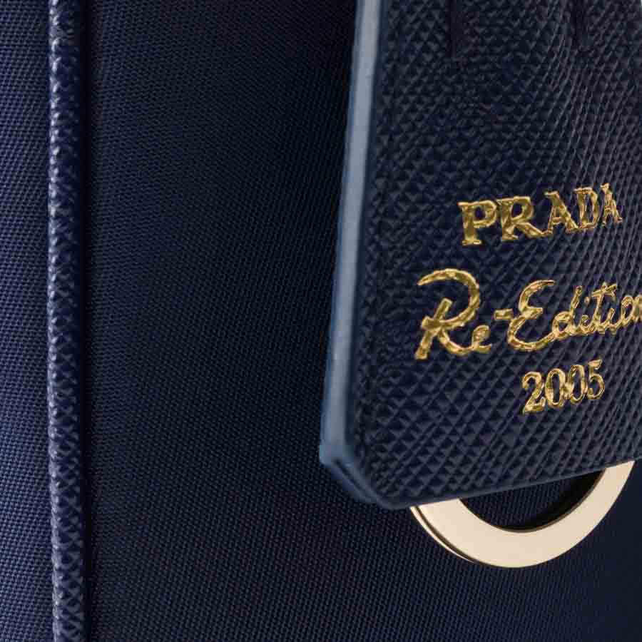 Túi kẹp nách Prada Re-Edition 2005 màu xanh navy logo vàng chính hãng MHTP016 2026 Túi kẹp nách Prada Re-Edition 2005 màu xanh navy logo vàng chính hãng MHTP016 2026
