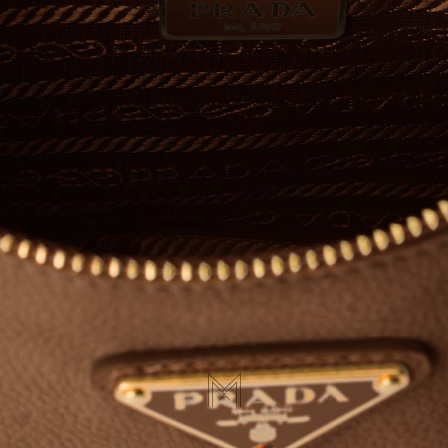 Túi kẹp nách Prada Re-Edition 2005 nubuck màu nâu chính hãng MHTP046 2026 Túi kẹp nách Prada Re-Edition 2005 nubuck màu nâu chính hãng MHTP046 2026