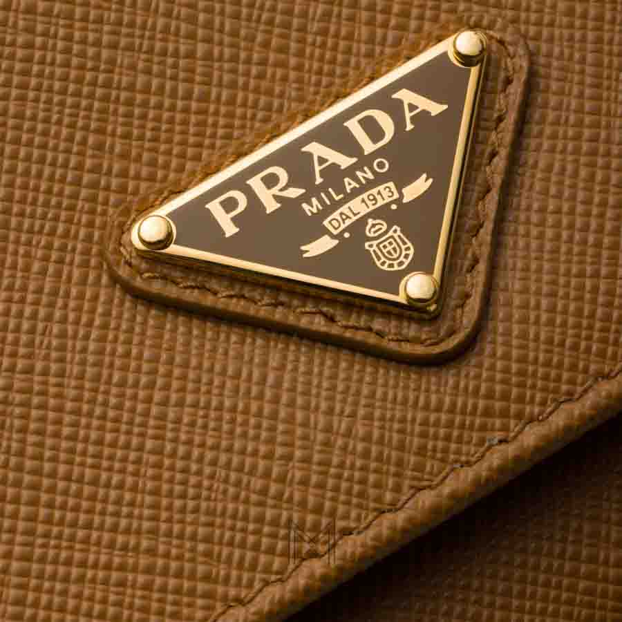 Túi xách đeo chéo Prada màu nâu bò logo vàng chính hãng MHTP009 2026 Túi xách đeo chéo Prada màu nâu bò logo vàng chính hãng MHTP009 2026