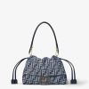 Túi xách Fendi Mamma Baguette Medium màu xanh hoạ tiết FF MHH054 2026 Túi xách Fendi Mamma Baguette Medium màu xanh hoạ tiết FF MHH054 2026