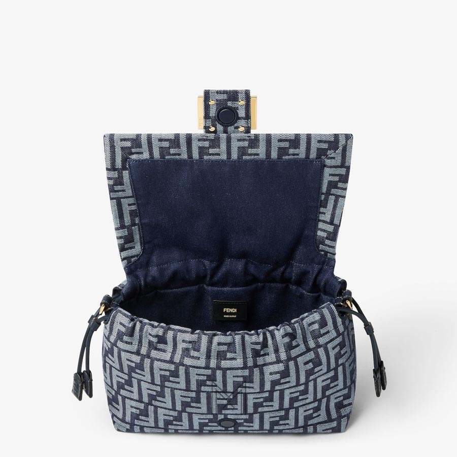 Túi xách Fendi Mamma Baguette Medium màu xanh hoạ tiết FF MHH054 2026 Túi xách Fendi Mamma Baguette Medium màu xanh hoạ tiết FF MHH054 2026