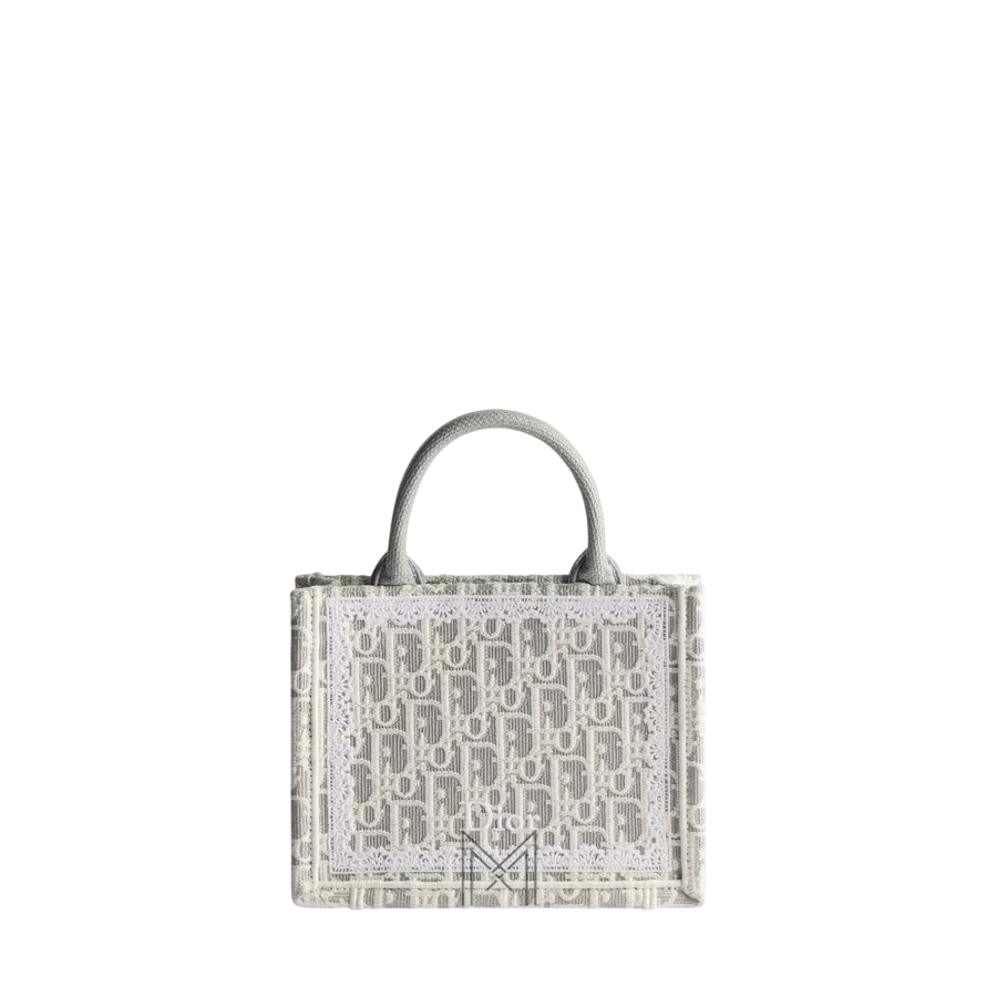 Túi Xách Mini Dior Book Tote with Strap Latte and Gray Dior Oblique Embroidery with White Lace JTT141 2026 Túi Xách Mini Dior Book Tote with Strap Latte and Gray Dior Oblique Embroidery with White Lace JTT141 2026