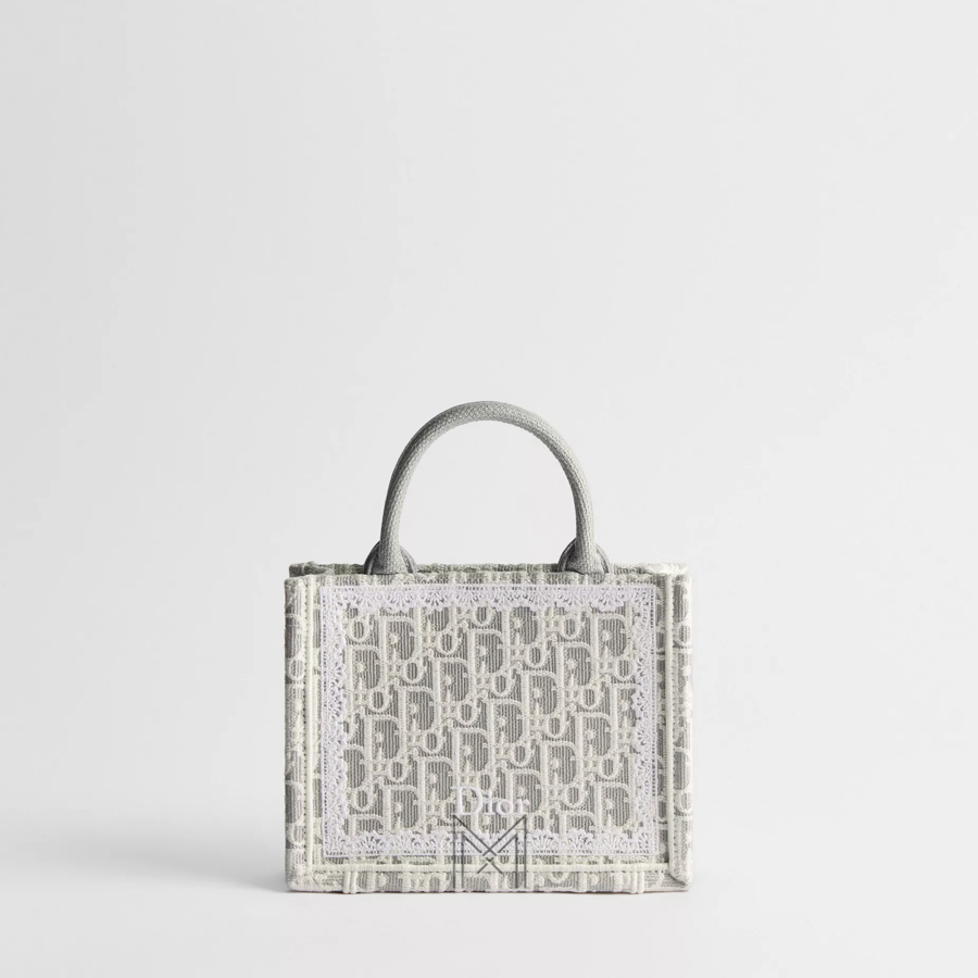 Túi Xách Mini Dior Book Tote with Strap Latte and Gray Dior Oblique Embroidery with White Lace JTT141 2026 Túi Xách Mini Dior Book Tote with Strap Latte and Gray Dior Oblique Embroidery with White Lace JTT141 2026