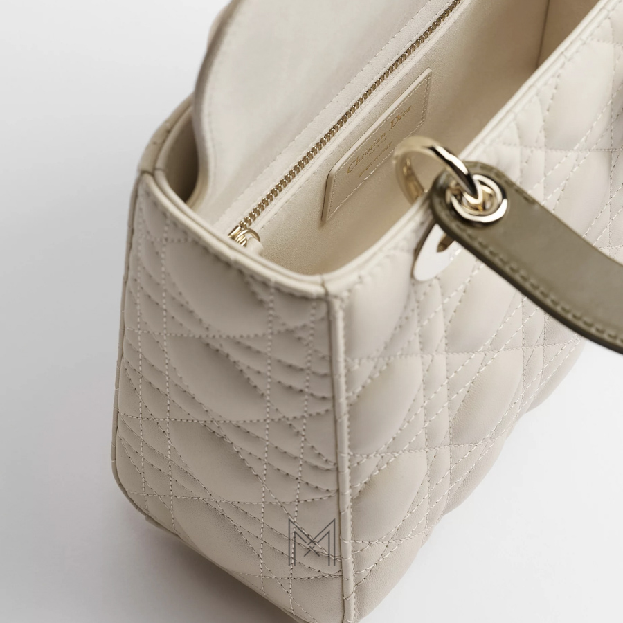 Túi Xách Đeo Chéo Small Lady Dior Bag with Strap Two-Tone Craie and Khaki Cannage Lambskin JTT114 2026 Túi Xách Đeo Chéo Small Lady Dior Bag with Strap Two-Tone Craie and Khaki Cannage Lambskin JTT114 2026