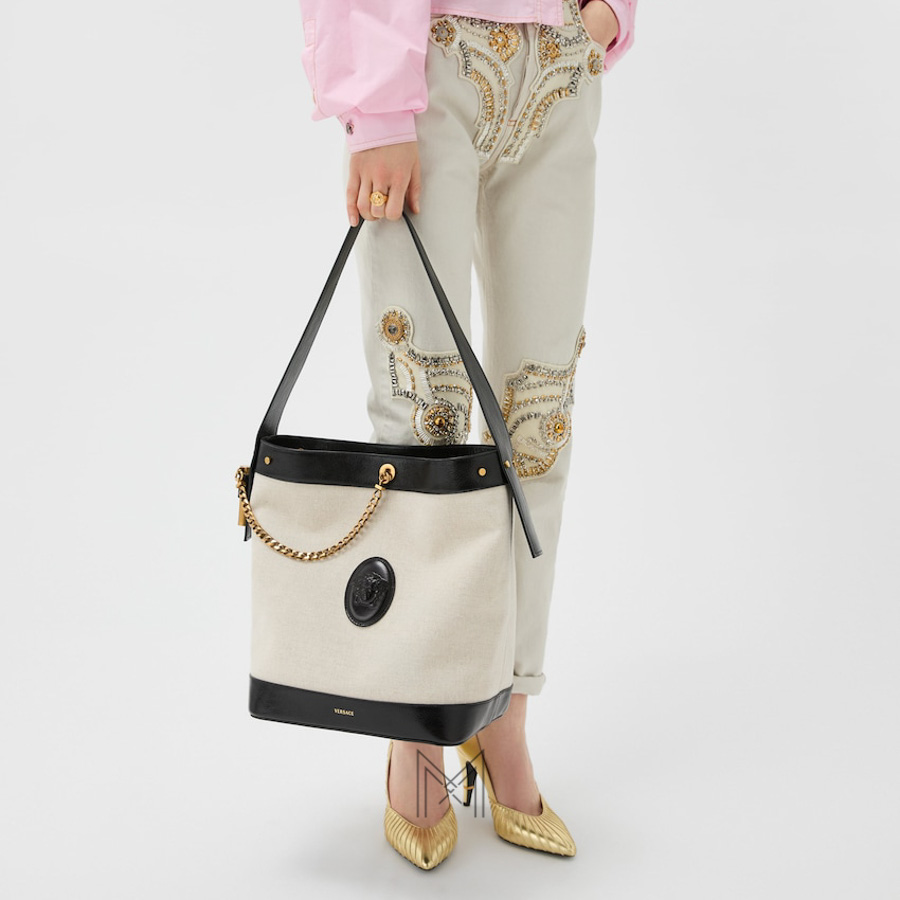 Túi xách Versace Pivot canvas phối da màu trắng quai đen MTV184 2026 Túi xách Versace Pivot canvas phối da màu trắng quai đen MTV184 2026