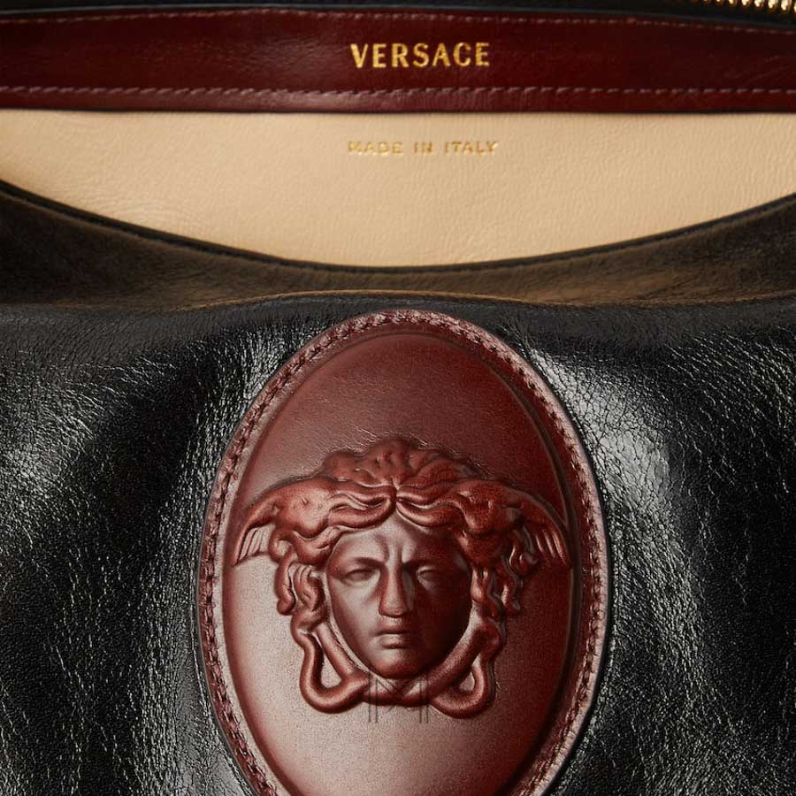 Túi xách đeo chéo Versace Roomy Boston màu đen chính hãng MTV181 2026 Túi xách đeo chéo Versace Roomy Boston màu đen chính hãng MTV181 2026