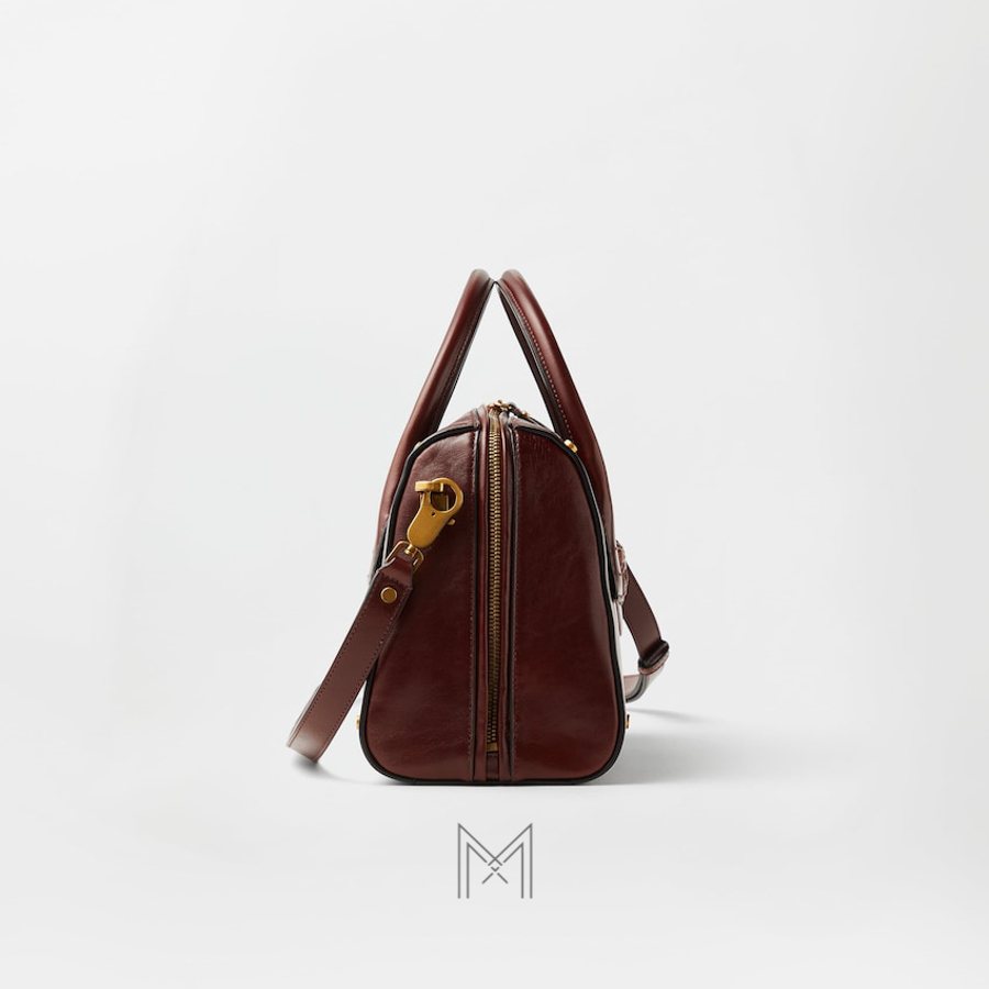 Túi xách đeo chéo Versace Roomy Boston màu đỏ nâu đậm MTV180 2026 Túi xách đeo chéo Versace Roomy Boston màu đỏ nâu đậm MTV180 2026