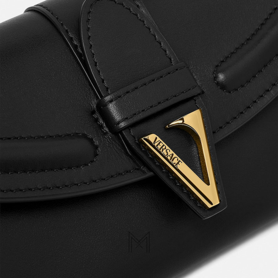 Túi đeo chéo Versace màu đen da bê khoá V kim loại màu vàng MTV005 2026 Túi đeo chéo Versace màu đen da bê khoá V kim loại màu vàng MTV005 2026