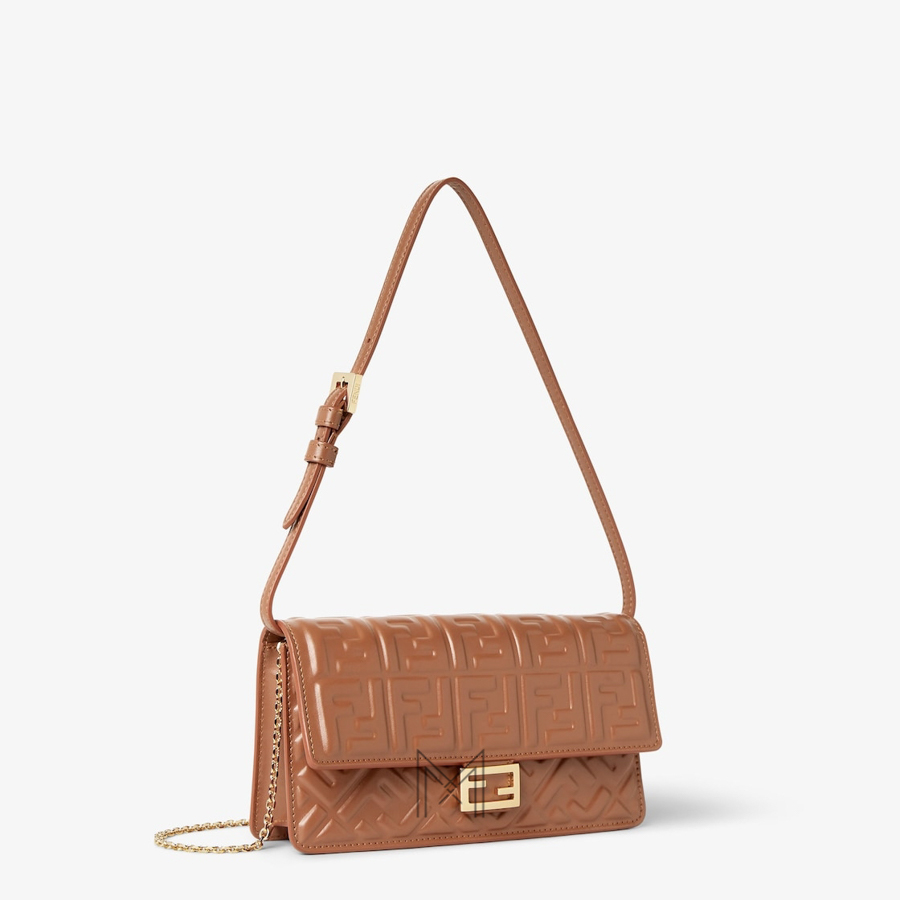 Túi đeo chéo Fendi Baguette màu nâu da nappa dập nổi FF MHH011 2026 Túi đeo chéo Fendi Baguette màu nâu da nappa dập nổi FF MHH011 2026