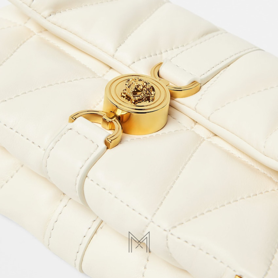 Túi xách Versace màu trắng kem da Nappa chần bông authentic MTV061 2026 Túi xách Versace màu trắng kem da Nappa chần bông authentic MTV061 2026