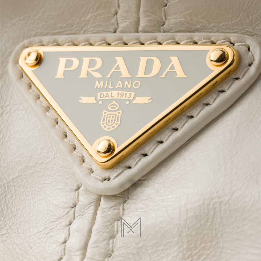 Túi xách đeo chéo Prada Bonnie màu trắng logo vàng chính hãng MHTP085 2026 Túi xách đeo chéo Prada Bonnie màu trắng logo vàng chính hãng MHTP085 2026