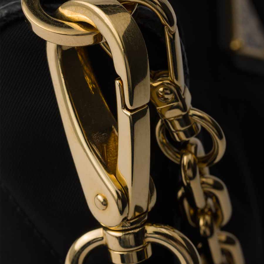 Túi đeo vai Prada Re-Edition màu đen dây xích vàng chính hãng MHTP091 2026 Túi đeo vai Prada Re-Edition màu đen dây xích vàng chính hãng MHTP091 2026