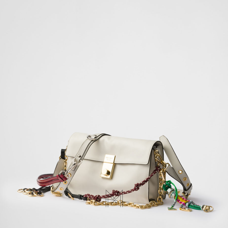 Túi xách đeo chéo Prada Soft authentic màu trắng dây xích vàng MHTP236 2026 Túi xách đeo chéo Prada Soft authentic màu trắng dây xích vàng MHTP236 2026