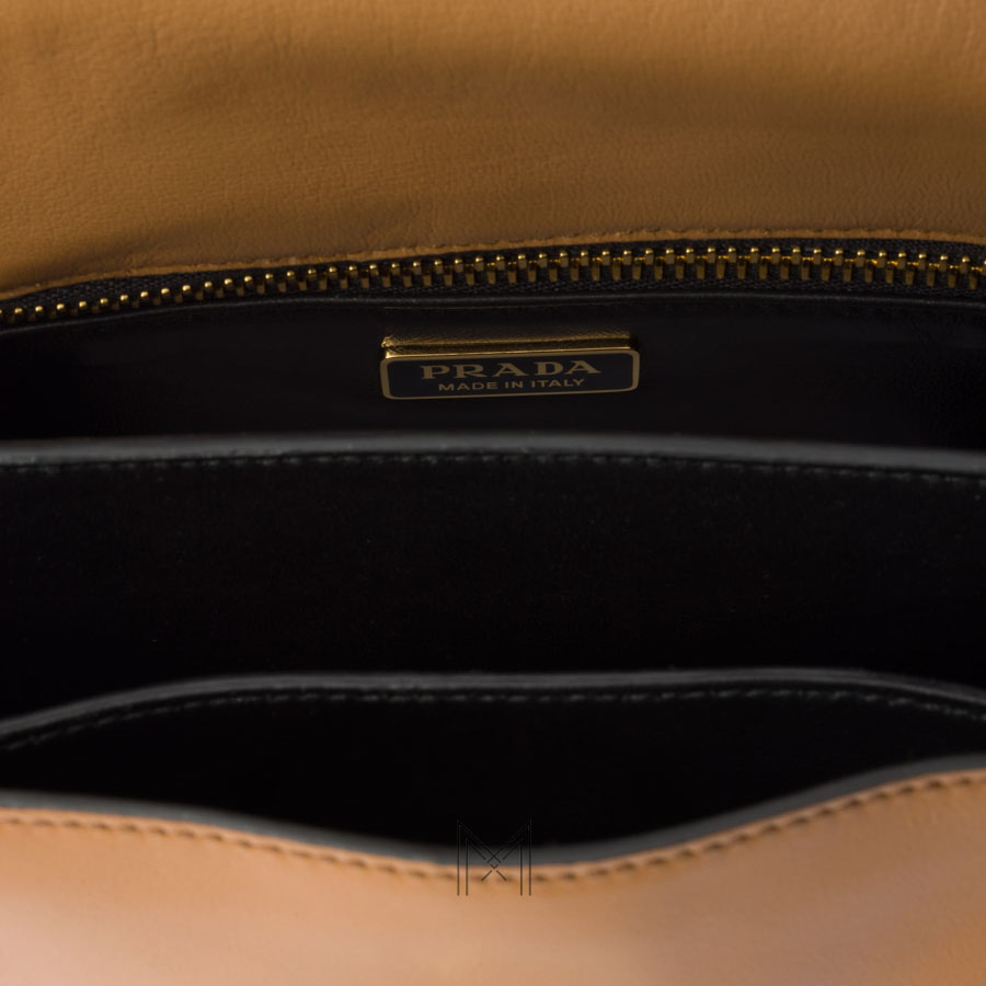 Túi xách đeo chéo Prada Soft authentic màu nâu dây xích vàng MHTP235 2026 Túi xách đeo chéo Prada Soft authentic màu nâu dây xích vàng MHTP235 2026