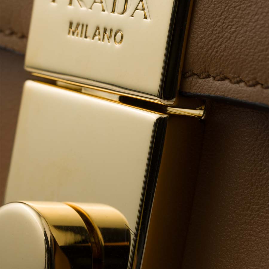 Túi xách đeo chéo Prada Soft authentic màu nâu dây xích vàng MHTP235 2026 Túi xách đeo chéo Prada Soft authentic màu nâu dây xích vàng MHTP235 2026