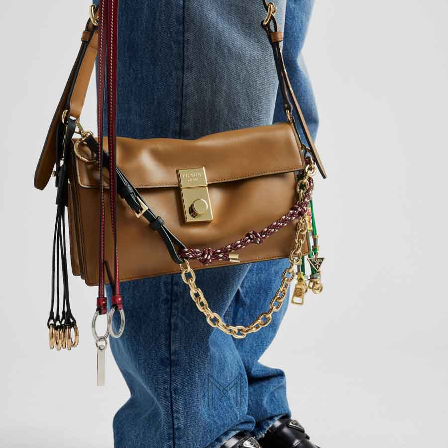 Túi xách đeo chéo Prada Soft authentic màu nâu dây xích vàng MHTP235 2026 Túi xách đeo chéo Prada Soft authentic màu nâu dây xích vàng MHTP235 2026