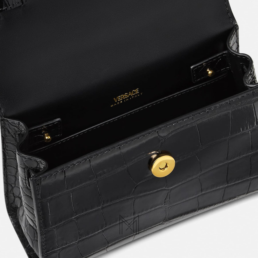 Túi xách đeo chéo Versace Medusa 95 màu đen hoạ tiết vân da cá sấu MTV155 2026 Túi xách đeo chéo Versace Medusa 95 màu đen hoạ tiết vân da cá sấu MTV155 2026