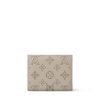 Ví Ngắn Cúc Bấm LV Iris Màu Be Monogram Mahina Chính Hãng VLV102 2026 Ví Ngắn Cúc Bấm LV Iris Màu Be Monogram Mahina Chính Hãng VLV102 2026