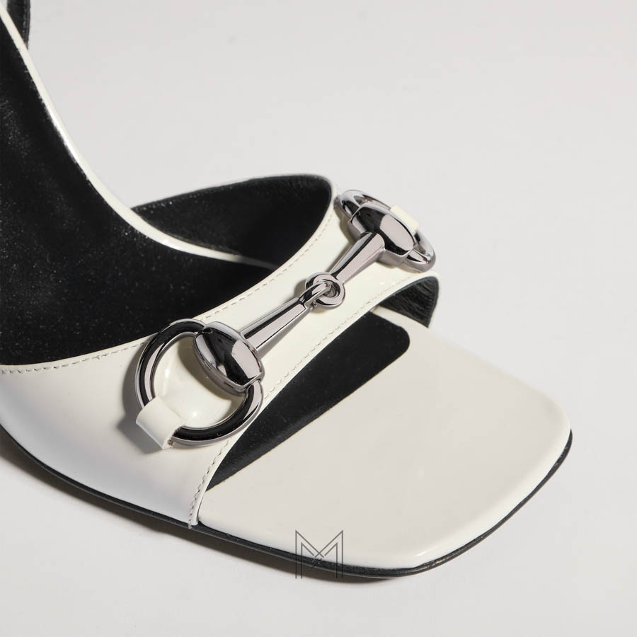 Sandal Gucci cao gót màu trắng khóa Horsebit bạc chính hãng MHDG009 2026 Sandal Gucci cao gót màu trắng khóa Horsebit bạc chính hãng MHDG009 2026