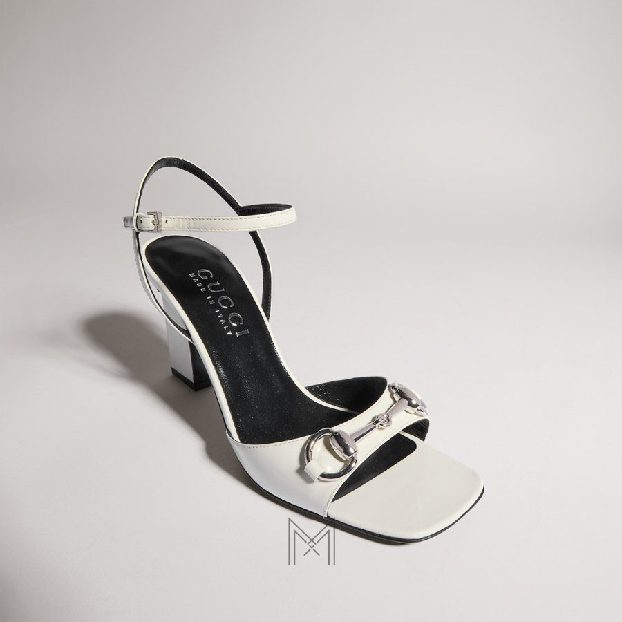 Sandal Gucci cao gót màu trắng khóa Horsebit bạc chính hãng MHDG009 2026 Sandal Gucci cao gót màu trắng khóa Horsebit bạc chính hãng MHDG009 2026