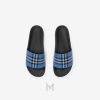 Dép Burberry quai ngang chính hãng màu xanh dương họa tiết kẻ MHDB007 2026 Dép Burberry quai ngang chính hãng màu xanh dương họa tiết kẻ MHDB007 2026